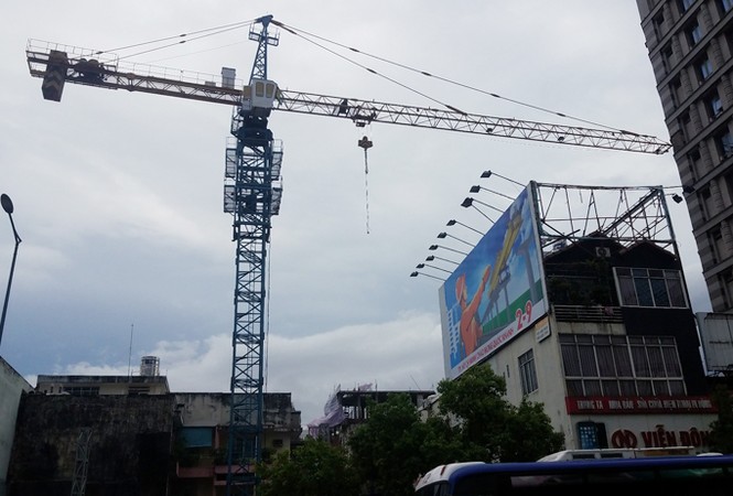Cần cẩu va bể tường ngân hàng, 2 'xế sang' hư hỏng - ảnh 1