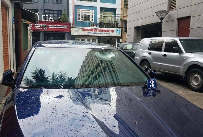 Cần cẩu va bể tường ngân hàng, 2 'xế sang' hư hỏng - ảnh 4
