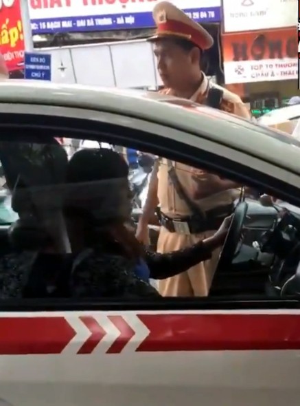 Nữ tài xế taxi mặc váy ngồi nóc ô tô chống đối CSGT - ảnh 2