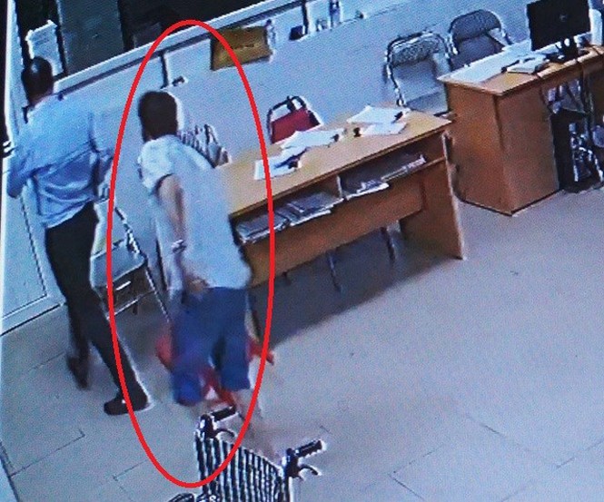 Vụ hành hung nữ bác sĩ: Khiển trách Chủ tịch phường - ảnh 1