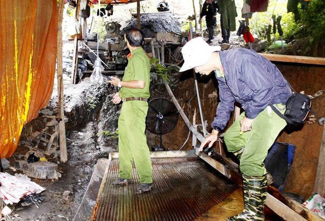 Huy động hơn 100 cảnh sát giải tỏa “điểm nóng” thiếc lậu - ảnh 2