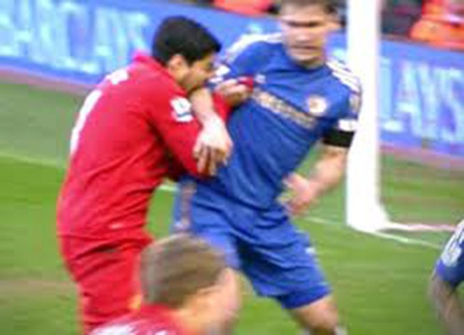 V.League tái hiện vụ Suarez cắn tay Ivanovic - ảnh 2