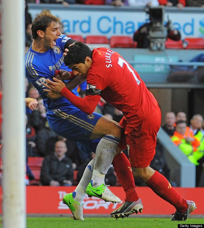 V.League tái hiện vụ Suarez cắn tay Ivanovic - ảnh 3