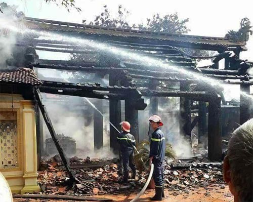 cháy đình cổ - ảnh 1