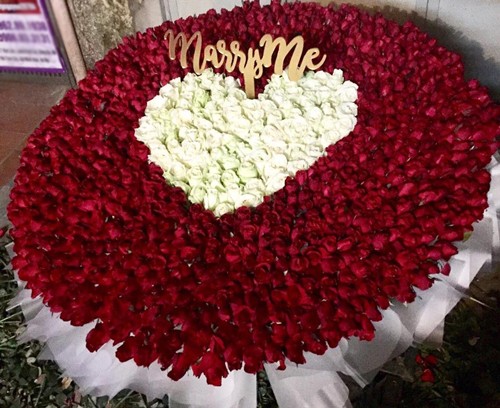 Bó hồng cầu hôn phải dùng xe tải chở của chàng trai Hà Nội - ảnh 1