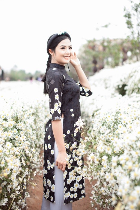 Hoa hậu Ngọc Hân, Á hậu Thanh Tú đẹp rạng rỡ bên cúc họa mi - ảnh 3