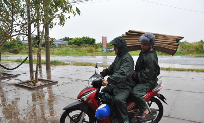 Dân quân tự vệ dầm mưa chằng chống nhà cửa chống bão - ảnh 9