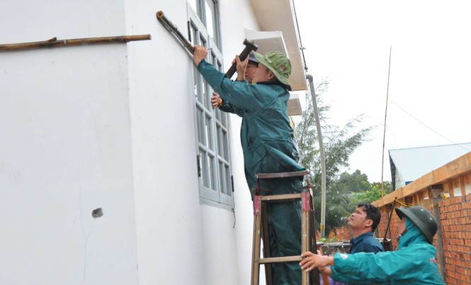 Dân quân tự vệ dầm mưa chằng chống nhà cửa chống bão - ảnh 4