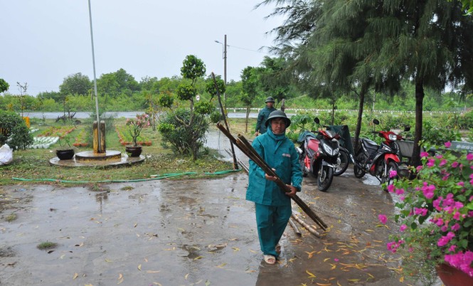 Dân quân tự vệ dầm mưa chằng chống nhà cửa chống bão - ảnh 5