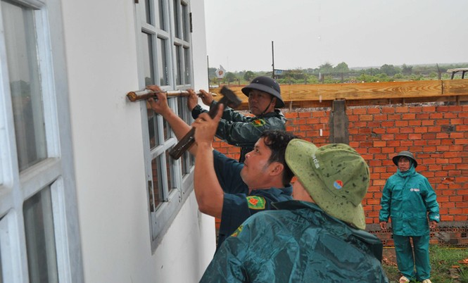 Dân quân tự vệ dầm mưa chằng chống nhà cửa chống bão - ảnh 6