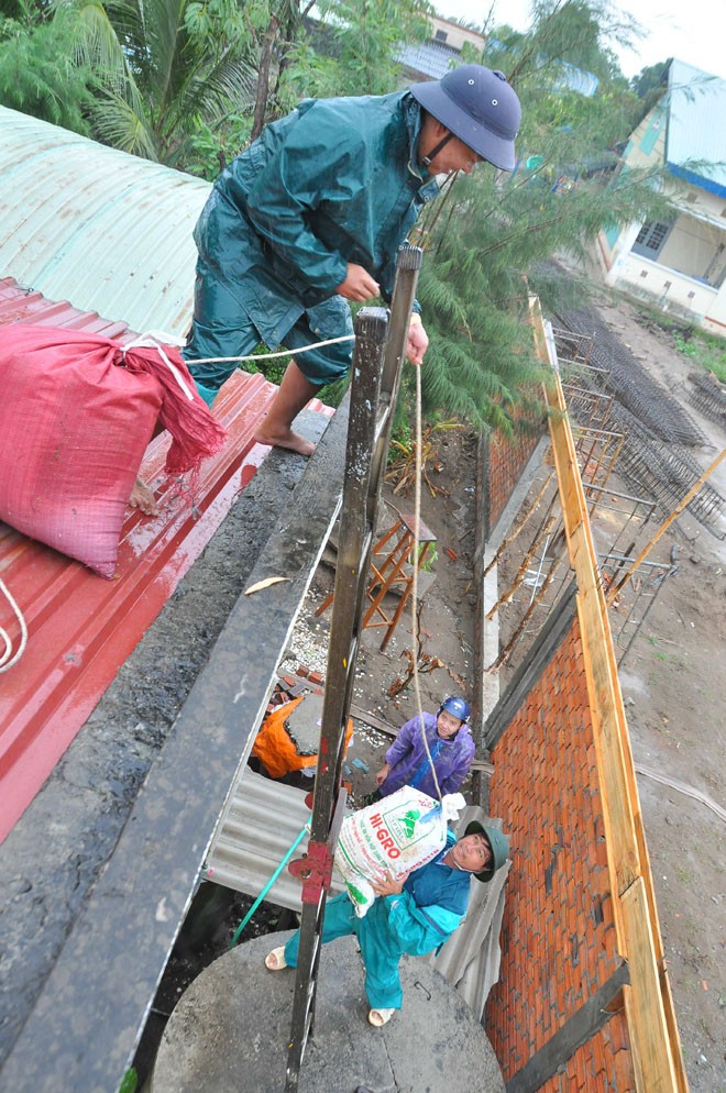Dân quân tự vệ dầm mưa chằng chống nhà cửa chống bão - ảnh 3