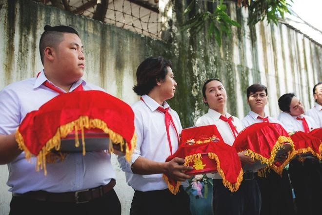 Đội hình bê tráp diện đồng phục học sinh, thắt khăn quàng đỏ gây 'bão' - ảnh 1