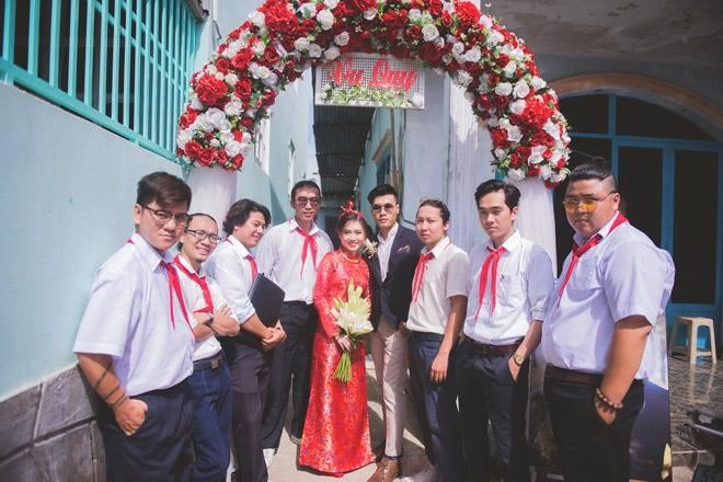 Đội hình bê tráp diện đồng phục học sinh, thắt khăn quàng đỏ gây 'bão' - ảnh 3