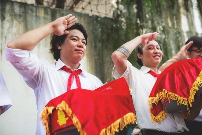 Đội hình bê tráp diện đồng phục học sinh, thắt khăn quàng đỏ gây 'bão' - ảnh 4