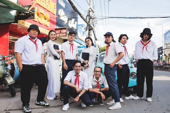 Đội hình bê tráp diện đồng phục học sinh, thắt khăn quàng đỏ gây 'bão' - ảnh 8