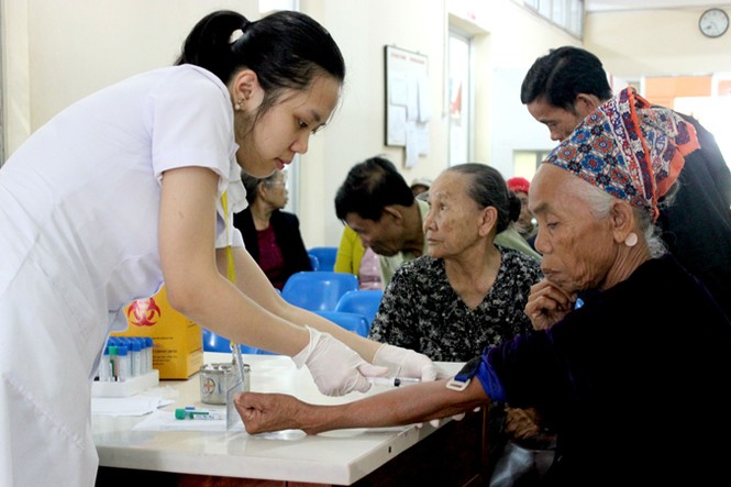 Bác sĩ Nhật phẫu thuật mắt miễn phí cho người nghèo - ảnh 1