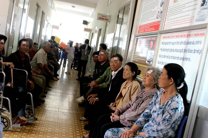 Bác sĩ Nhật phẫu thuật mắt miễn phí cho người nghèo - ảnh 4