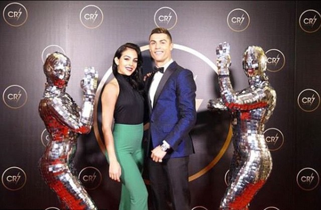 Ronaldo mở tiệc cuối năm để vinh danh... bản thân - ảnh 1