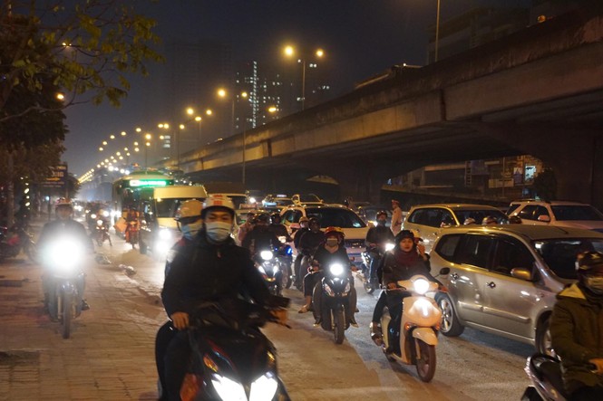 Hà Nội lại nườm nượp người xe sau kỳ nghỉ Tết - ảnh 7