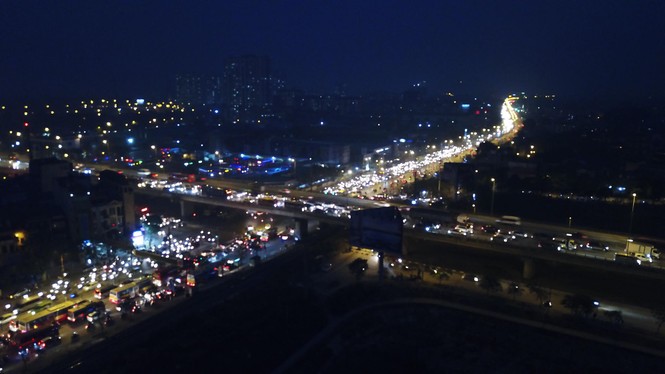 Hà Nội lại nườm nượp người xe sau kỳ nghỉ Tết - ảnh 8