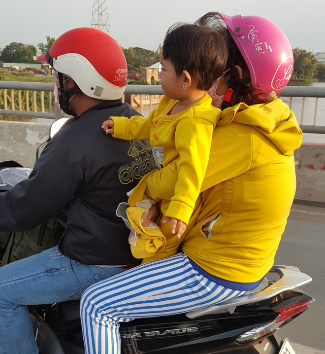 Trẻ em mệt mỏi cùng gia đình trở lại Sài Gòn sau Tết - ảnh 11