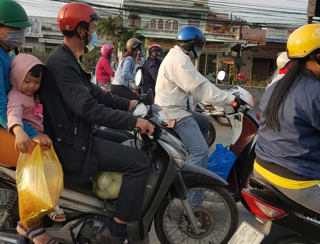 Trẻ em mệt mỏi cùng gia đình trở lại Sài Gòn sau Tết - ảnh 12