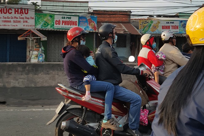 Trẻ em mệt mỏi cùng gia đình trở lại Sài Gòn sau Tết - ảnh 13