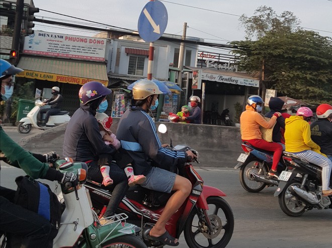 Trẻ em mệt mỏi cùng gia đình trở lại Sài Gòn sau Tết - ảnh 14