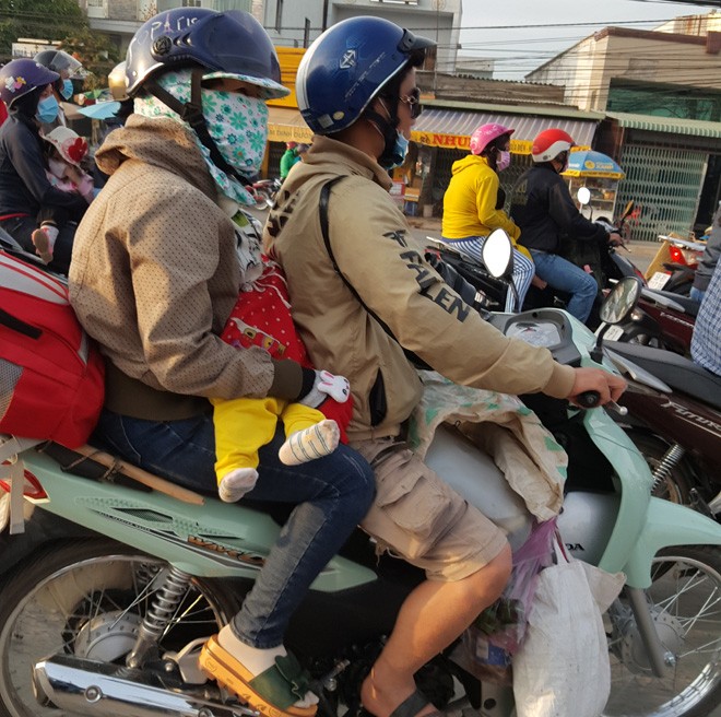 Trẻ em mệt mỏi cùng gia đình trở lại Sài Gòn sau Tết - ảnh 15