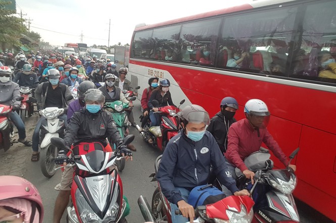 Trẻ em mệt mỏi cùng gia đình trở lại Sài Gòn sau Tết - ảnh 1