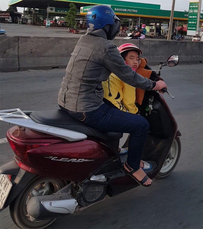 Trẻ em mệt mỏi cùng gia đình trở lại Sài Gòn sau Tết - ảnh 2