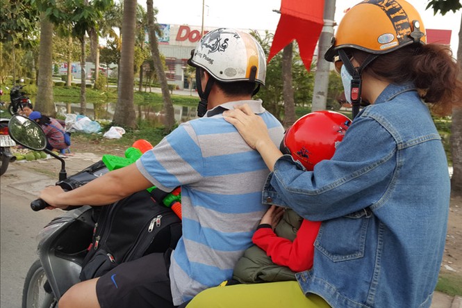 Trẻ em mệt mỏi cùng gia đình trở lại Sài Gòn sau Tết - ảnh 3