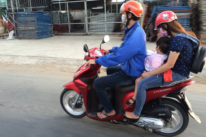 Trẻ em mệt mỏi cùng gia đình trở lại Sài Gòn sau Tết - ảnh 4