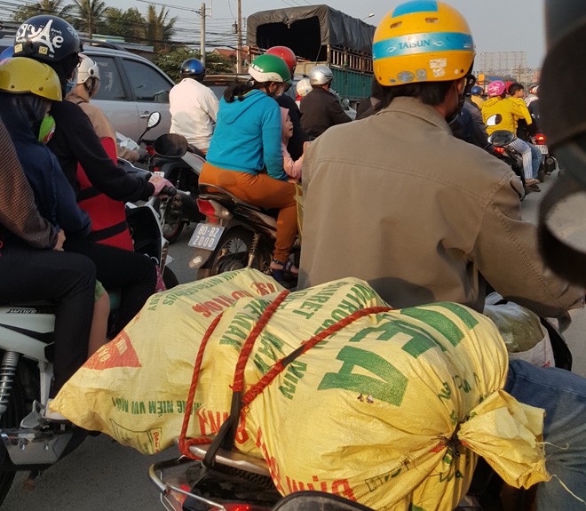 Trẻ em mệt mỏi cùng gia đình trở lại Sài Gòn sau Tết - ảnh 5