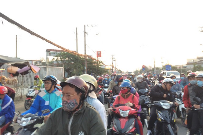 Trẻ em mệt mỏi cùng gia đình trở lại Sài Gòn sau Tết - ảnh 8