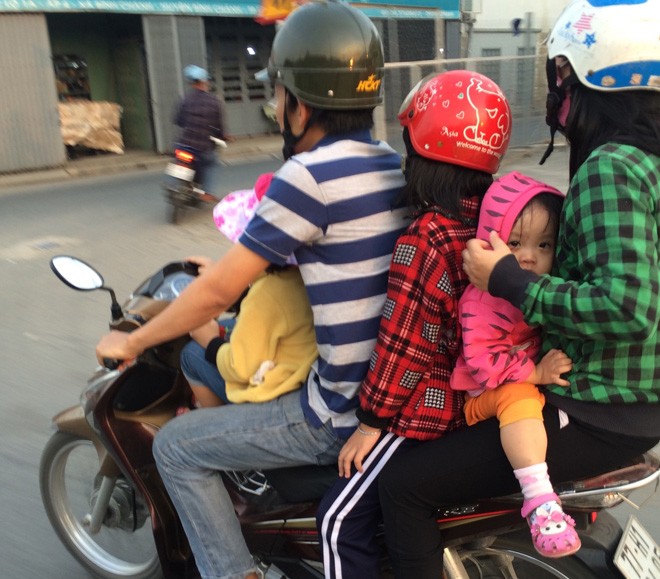 Trẻ em mệt mỏi cùng gia đình trở lại Sài Gòn sau Tết - ảnh 9