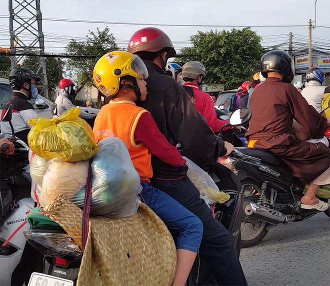 Trẻ em mệt mỏi cùng gia đình trở lại Sài Gòn sau Tết - ảnh 6