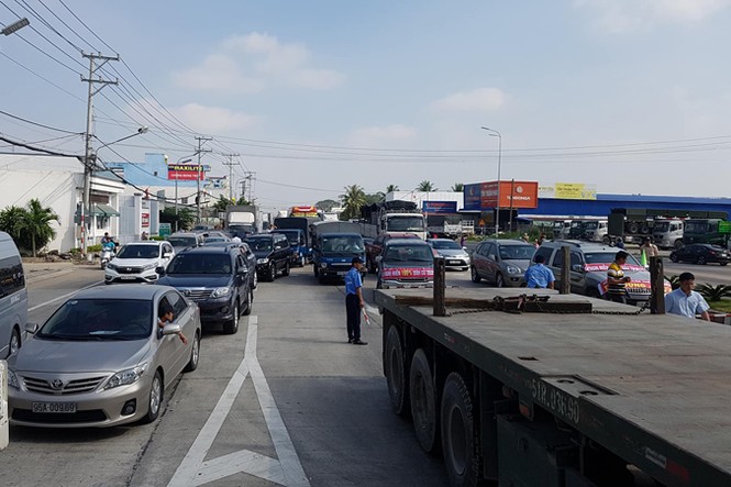 BOT Cần Thơ – Phụng Hiệp ‘thất thủ’, đoàn xe rước dâu mắc kẹt - ảnh 1