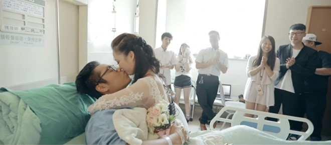 Cô gái mặc váy cưới, cầu hôn bạn trai cụt 2 chân bên giường bệnh - ảnh 1