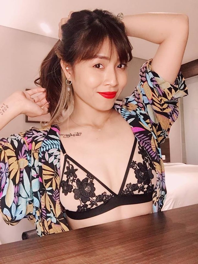 MC Hoàng Linh diện bikini khoe hình xăm 'bông hồng lửa' - ảnh 2