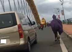 Chàng trai cảm động vì được sửa xe miễn phí trên cầu Nhật Tân - ảnh 1