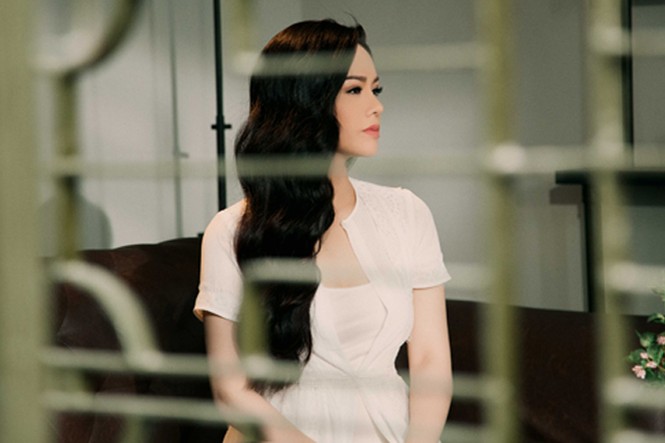 Nhật Kim Anh khóc nức nở khi nhắc đến cha mẹ - ảnh 1
