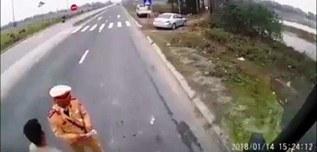 Giám đốc Công an Hà Nam nói về vụ CSGT giẫm lên vật nghi là tiền - ảnh 1