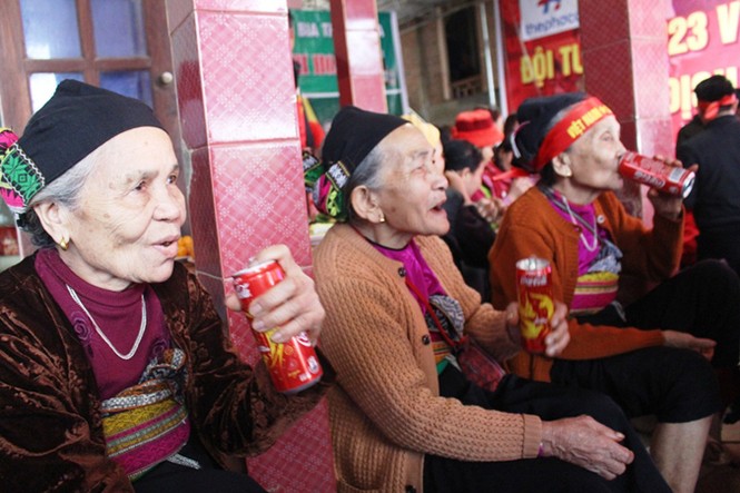 Làng Bào rộn ràng sắc đỏ cổ vũ U23 Việt Nam - ảnh 2