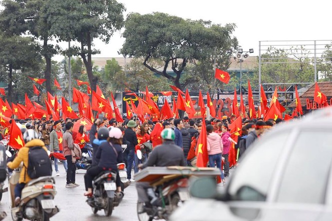 Cổ động viên đổ bộ sân Mỹ Đình cổ vũ chung kết U23 - ảnh 3