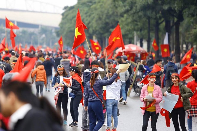 Cổ động viên đổ bộ sân Mỹ Đình cổ vũ chung kết U23 - ảnh 2