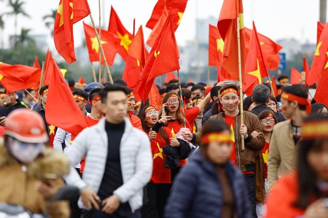 Cổ động viên đổ bộ sân Mỹ Đình cổ vũ chung kết U23 - ảnh 1