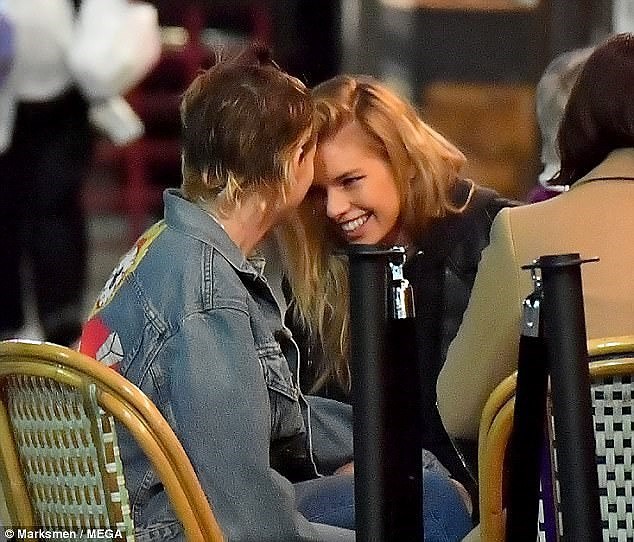 Kristen Stewart và người tình đồng giới 'khóa môi' giữa phố - ảnh 3