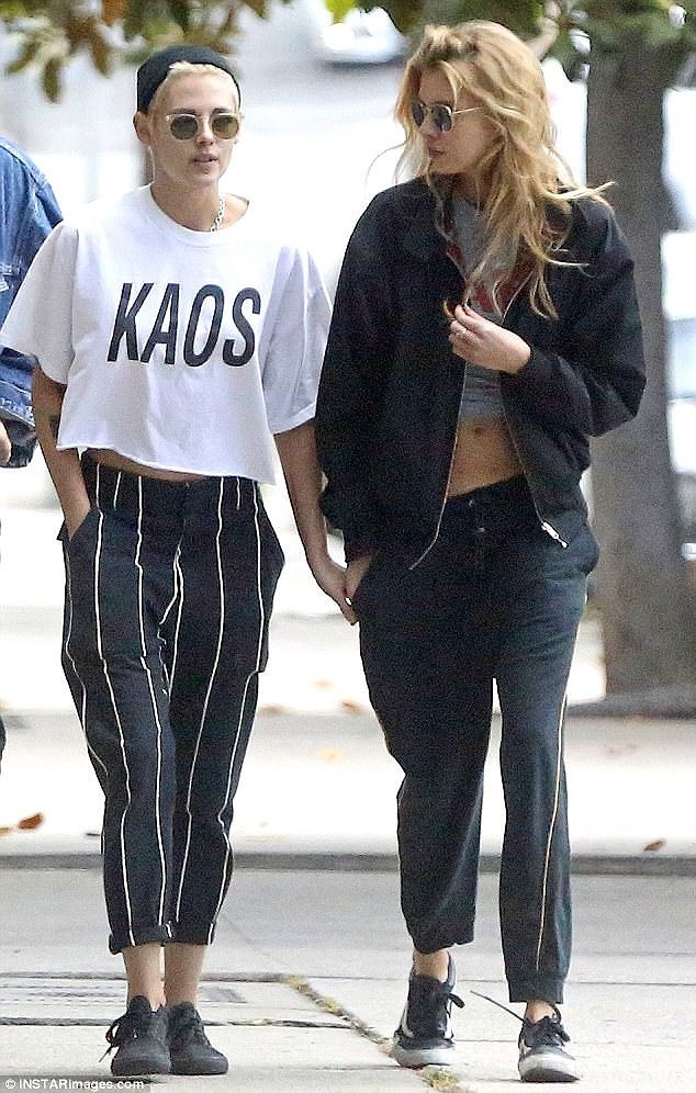 Kristen Stewart và người tình đồng giới 'khóa môi' giữa phố - ảnh 7