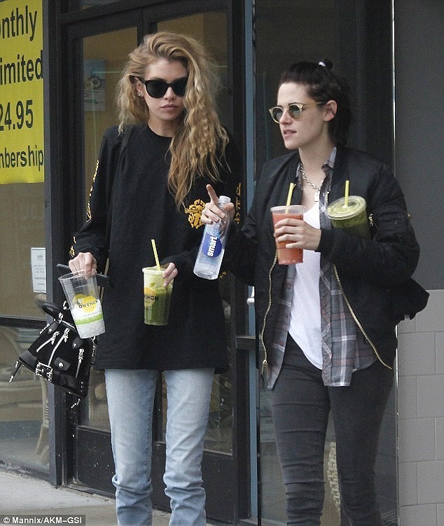 Kristen Stewart và người tình đồng giới 'khóa môi' giữa phố - ảnh 8